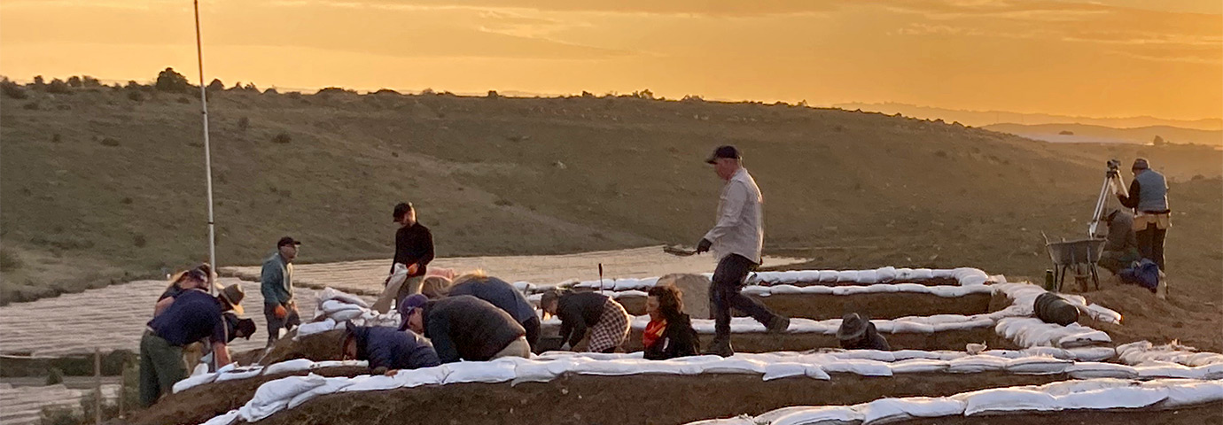 ACU students and staff working at the Lachisch archaeological digsite