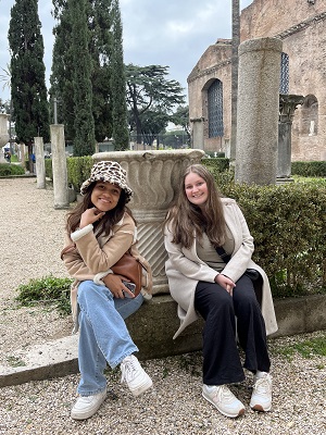 photo of Melissa de Zilva with friend