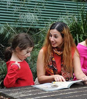 Mothers-reading-to-their-daughters-522x334