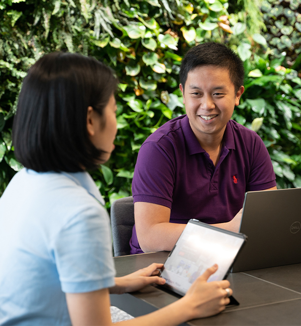 ACU international students discuss their work